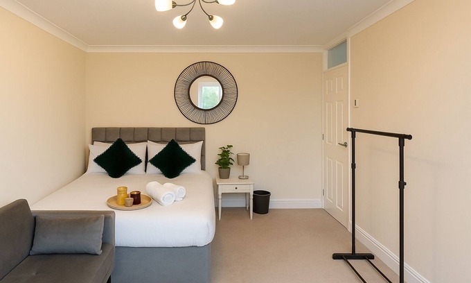 Fairfield Apartment | Bright 2-Bed Apartment| 1 min to East Croydon| Fast Links to London & Gatwick