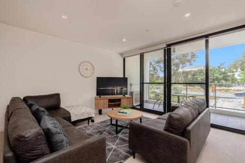Lyneham Apartment | Bright 2-Bed Flat Near City Amenities