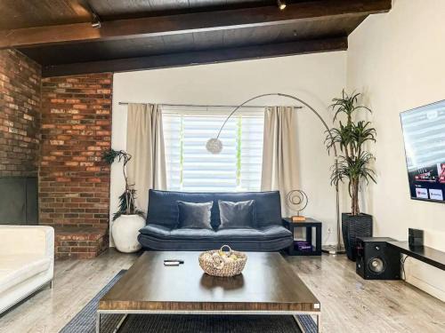 Ladera Heights House | Bright 2-BR Home Near LAX with Shared Yard - SH2-LAD