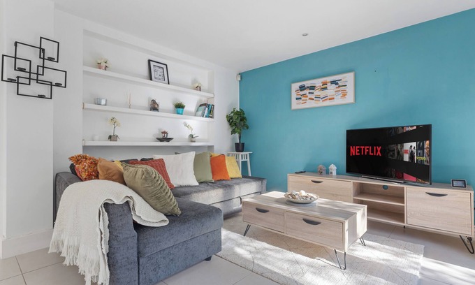 Hanger Hill Apartment | Bright 2BDR Flat w/Garden | 8min walk to Central