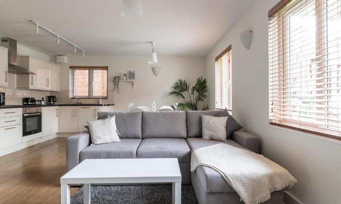 Crawley Apartment | Bright 2BR Apartment - 2 Free Parking Spaces - Near LGW Airport