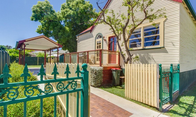 Armidale Apartment | Bright 3-bedroom apartment - Central Armidale