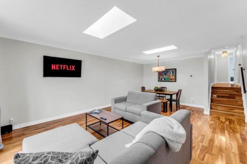 Thorold House | Bright 6BR Near Niagara Falls with BBQ Yard