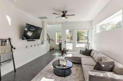 Montopolis House | Bright & Airy 3BR - Perfect Location and Balcony