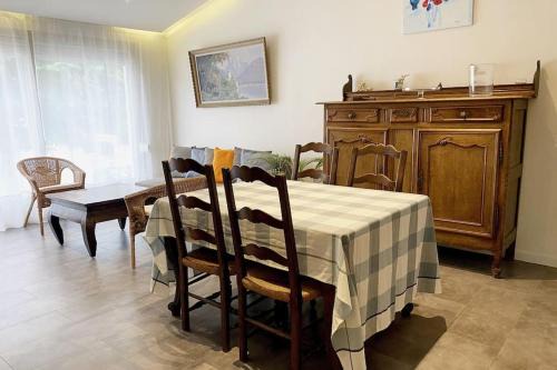 Caldes d'Estrac Apartment | Bright airy family style 7 min walk to beach