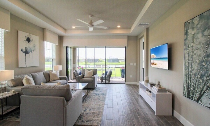 Braden River House | Bright and airy waterfront villa in the Esplanade - Sunny Retreat