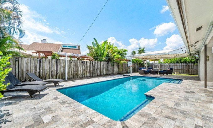 Wellington House | Bright and Comfy ~ 5 Star Location ~ Heated Pool
