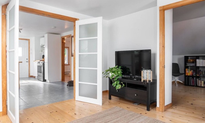 Gatineau House | Bright and Lofty 2BR in Gatineau