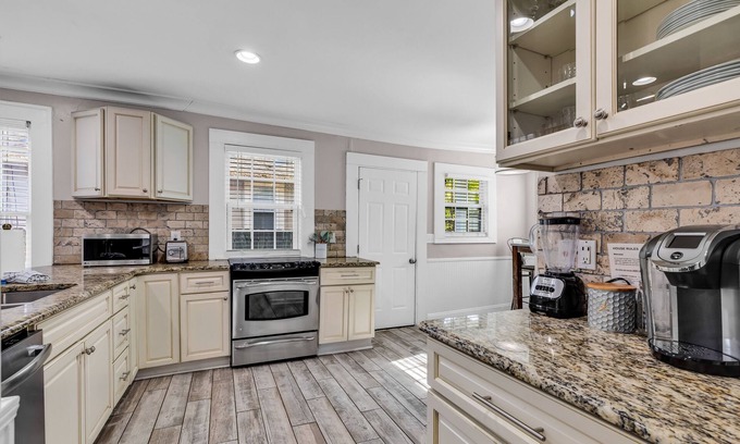 Villa Heights Cottage | Bright and Modern Close to Everything