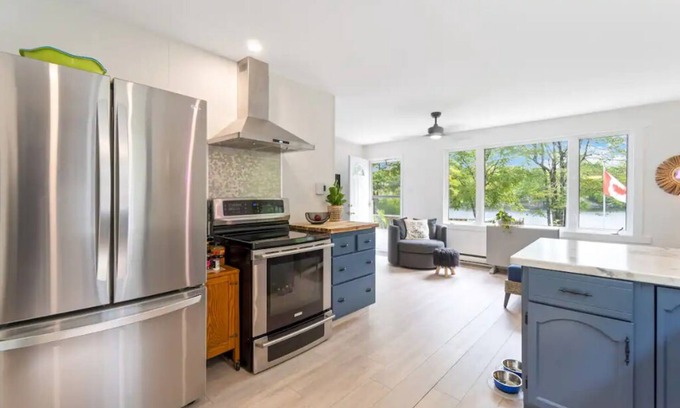 East Hants Cottage | Bright & cheery 2 bedroom lakeside house