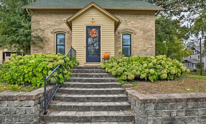 Clear Lake House | Bright Clear Lake Getaway, 4 Blocks to Downtown!