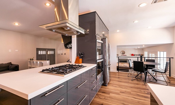 Canyon Gate House | Bright! Contemporary Modern 4BR, Lg Backyard w/Pool & Mini Putting Green!