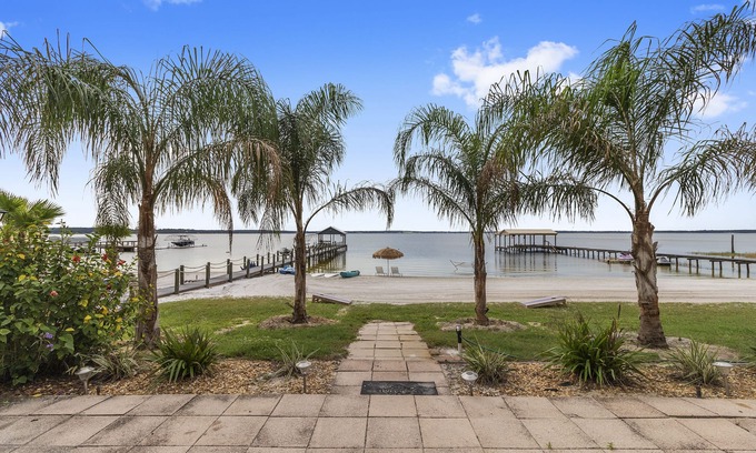 Candler House | Bright & Cozy retreat on Lake Weir with a beautiful white sandy beach!