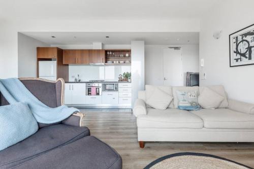 Coburg Apartment | Bright, Open Plan-Living with Stunning City Views