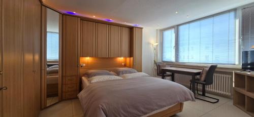 Rheydt Apartment | Bright room with private bathroom and market square view