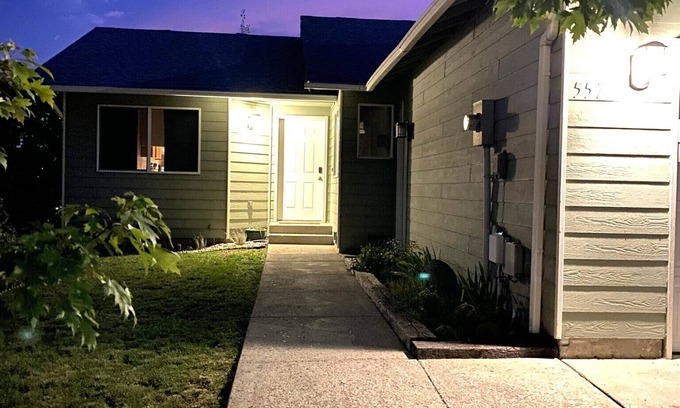 Pullman House | Bright, Single-level 2BR/2BA Townhome with Open Living Spaces and Relaxing Patio