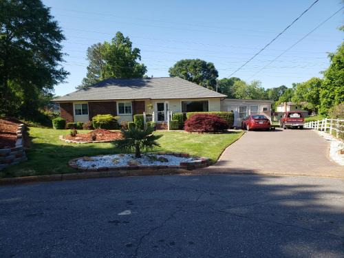Gastonia House | Bright & Spacious Studio Close to CLT Airport