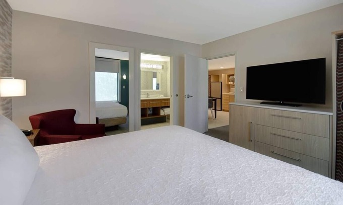 University House | Bright Suite Perfect for Families Near Eastland Lake