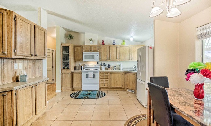 Fortuna Foothills Cottage | Bright Yuma Home w/Spacious Yard & Patio!