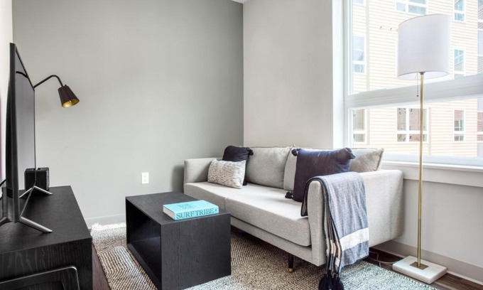St. Elizabeth's Apartment | Brighton Studio w WD Gym nr T Shops Dining BOS-432