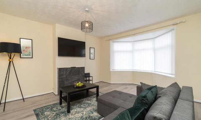 Bristol House | Bristol Place - Entire 3 Bedroom Home with Parking & Garden - Groups & Families