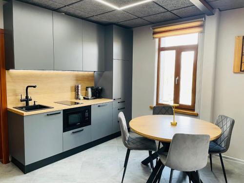 Teika Apartment | BRIVIBAS RESIDENCE - EAST/WEST, free PRIVAT parking, free WIFI, self check-in