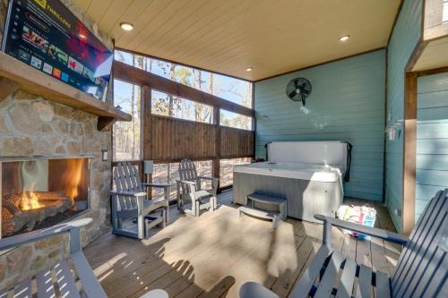 Broken Bow House | Broken Bow Cabin with Hot Tub, Pool Table and Fire Pit