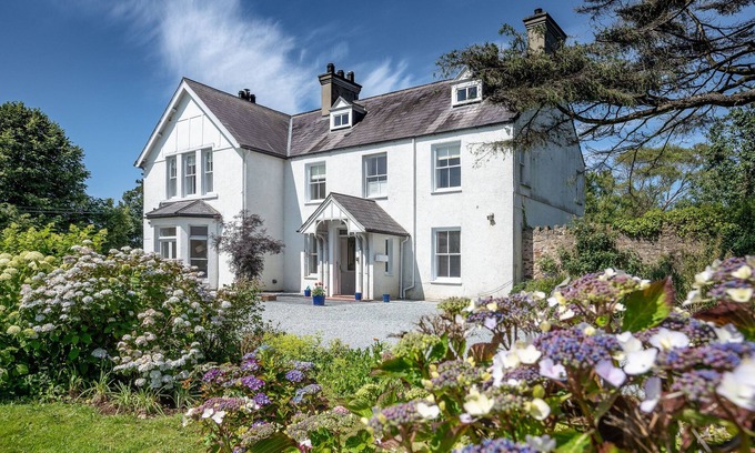 Llanfairpwllgwyngyll Cottage | Bron Menai - sleeps 15 guests in 8 bedrooms