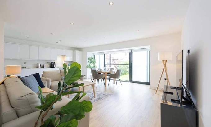 Cheadle Apartment | Brooklyn Mews-Free Parking