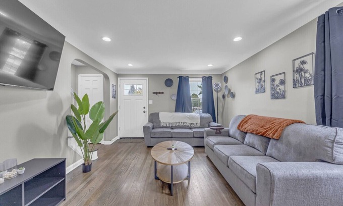 Brooklyn House | Brooklyn Townhome|Updated Kitchen|Spacious Living Room|Sleeps 9