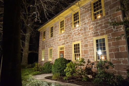 Reinholds Bed & Breakfast | Brownstone Colonial Inn
