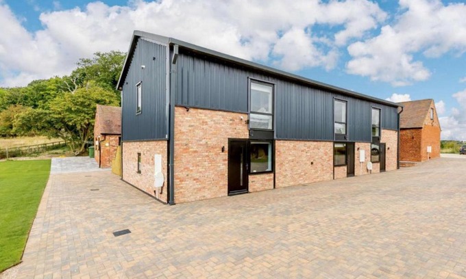 Moreton Valence House | Buck Cottage disabled adapted 3 bed hot tub pets