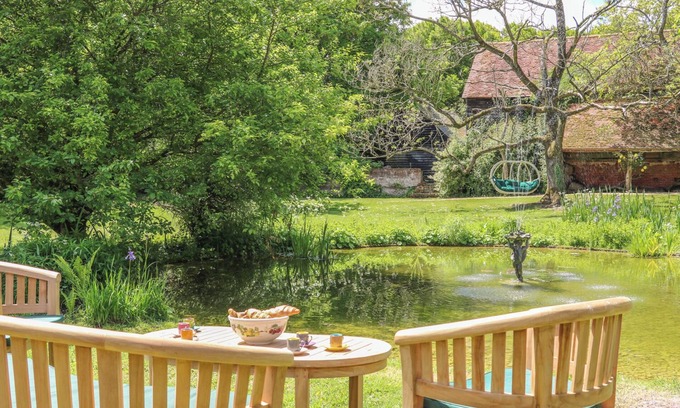 Farley Cottage | BUCKHOLT STABLES, pet friendly, with hot tub in West Tytherley