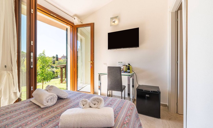 Poggio dei Pini Apartment | Budget Double Room in Villa Pilato