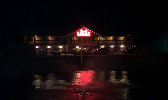 Poplar Bluff Hotel | Bullwinkles Rustic Lodge