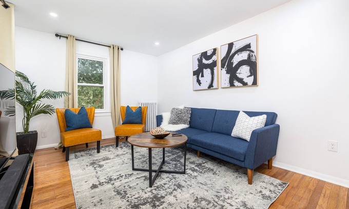 Windsor House | Bungalow House - Free Parking - 10 mins to Hartford & Airport