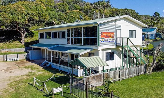 Happy Valley House | Bushy's Beachbreak - 6 Bedroom Holiday House on K'gari (Fraser Island)