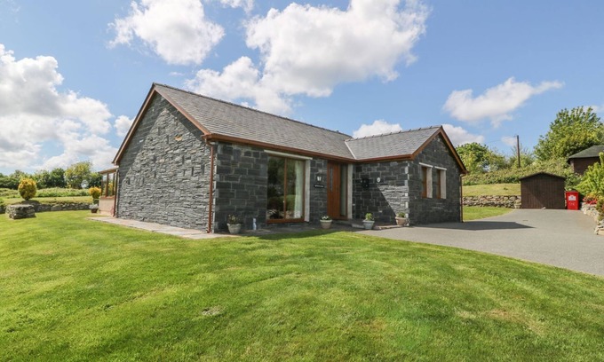 Llanddaniel Fab Cottage | BWTHYN CLYD, family friendly, with a garden in Llanddaniel Fab