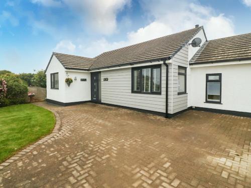 Cemaes Bay House | Bwthyn Eirlys Snowdrop Cottage