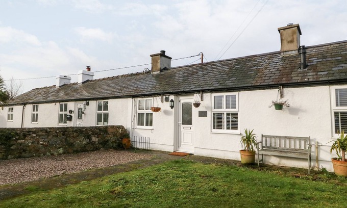 Malltraeth Cottage | BWTHYN TAID A NAIN, pet friendly, with hot tub in Newborough