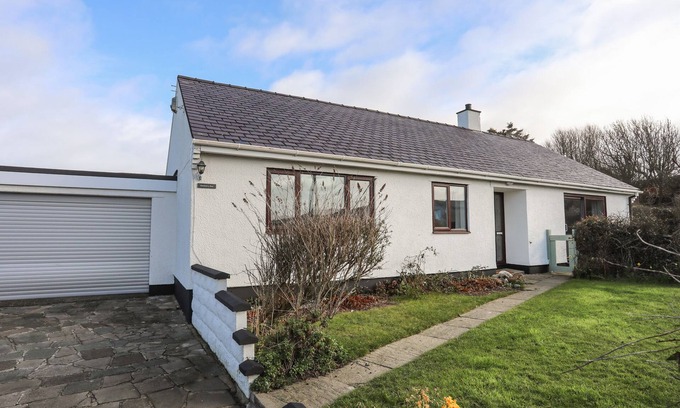 Rhydwyn House | BWTHYN Y BAE, pet friendly, country holiday cottage in Llanfaethlu