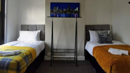 Cannock House | C Amazing 5 Beds Sleeps 7 For Worker or Families by Your Night Inn Group