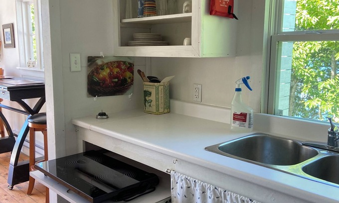 Darlings Lake Cottage | Awesome Lakeside 1 bedroom cottage.