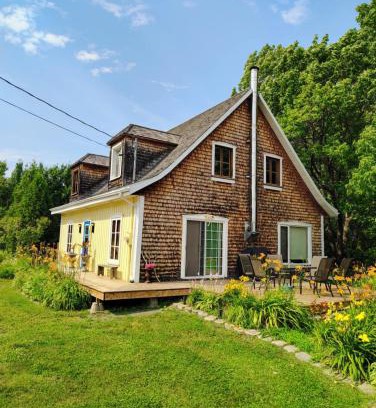 St-Francois-de-l'Ile-d'Orleans Ski Chalet | La Maison Jaune