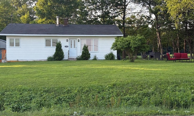 Saint-Laurent-de-l'ile d'Orleans Villa | House Ile D'Orleans Chez Joe