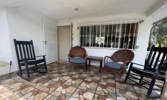 La Joya Cabin | Cabaña Blanca, Dentro de Rancho Life, Cercas de la Ciudad, en un Espacio Natural