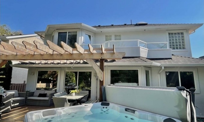 Central Okanagan House | CABANA BEACH - Hot tub- Walk to beach - Central location (Licensed)