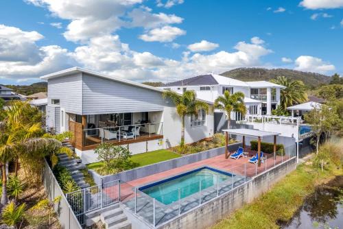 Bogangar House | Cabarita Reef House - Pool, Lake, Beach & AC!