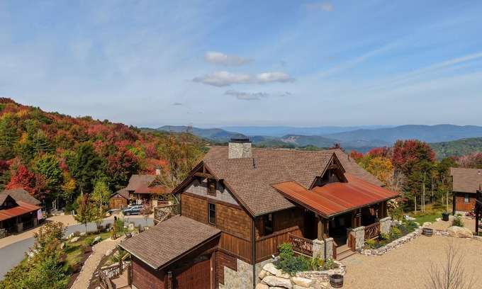 Elk Park House | CaBearnet at Eagles Nest - Sunrise & Sunset view! Pets, firepit, hot tub, amenities