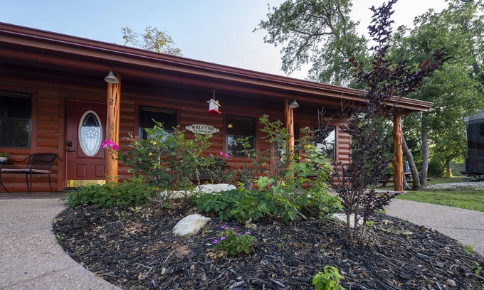 Waco House | Cabin 2 Rental 15 Minutes From Magnolia and Baylor